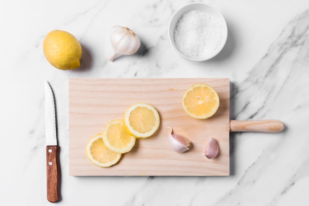 Vue de dessus des tranches de citron sur une planche à découper