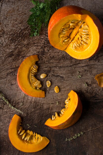 Vue de dessus des tranches de citrouille avec des graines