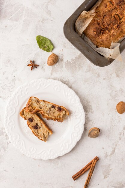 Vue de dessus de tranches de dessert cuit au four