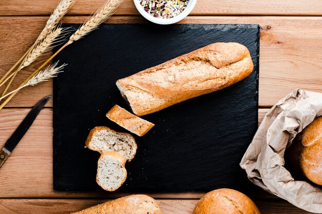 Vue de dessus des tranches et du pain sur une table en bois