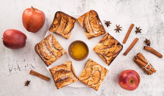 Vue de dessus de tranches fraîches de gâteau et de pommes