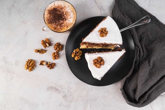 Vue de dessus des tranches de gâteau sur une assiette