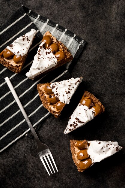 Vue de dessus des tranches de gâteau sur un chiffon avec une fourchette