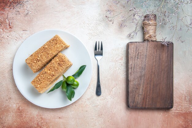 Vue de dessus des tranches de gâteau délicieux gâteau au miel à la lumière