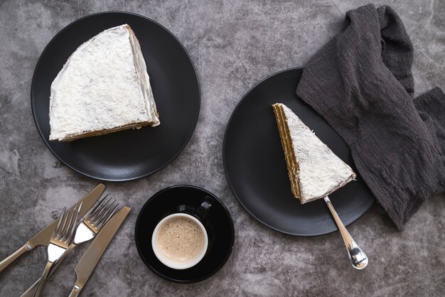 Vue de dessus des tranches de gâteau avec du café sur la table