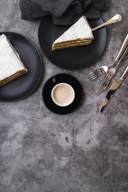 Vue de dessus des tranches de gâteau avec du café sur la table