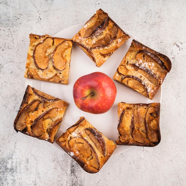 Vue de dessus des tranches de gâteau et une pomme sur la table