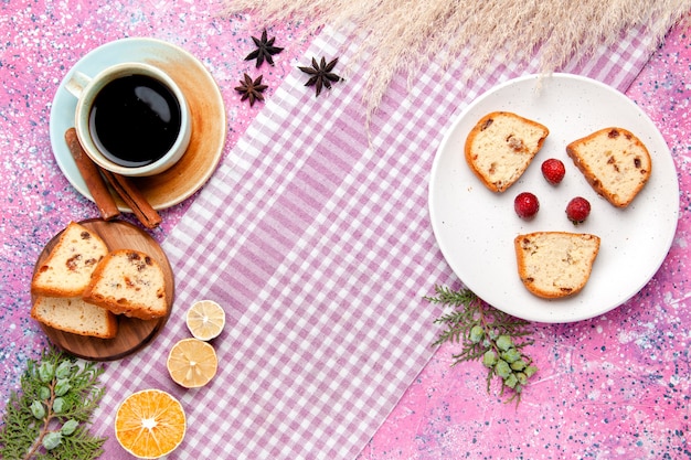 Vue de dessus des tranches de gâteau avec une tasse de café sur fond rose gâteau cuire biscuit sucré couleur sucre biscuits à tarte