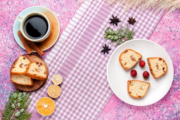 Vue de dessus des tranches de gâteau avec une tasse de café sur le fond rose gâteau cuire biscuit sucré couleur sucre tarte cookie