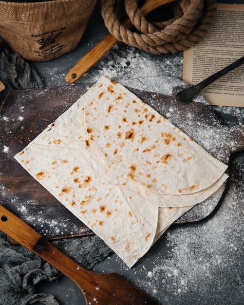 Une vue de dessus des tranches de lavash cuites au four et savoureuses