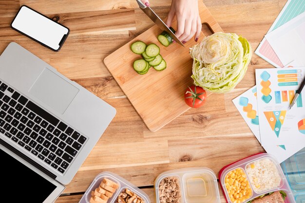 Vue de dessus des tranches de légumes et un ordinateur portable