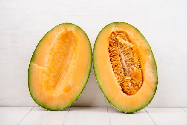 Vue de dessus de tranches de melon cantaloup frais et délicieux sur blanc