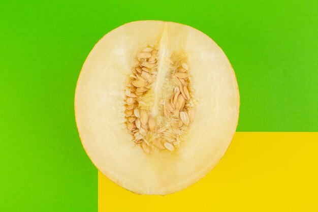 Une vue de dessus en tranches de melon frais doux pulpeux moelleux isolé sur vert