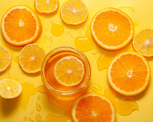 Vue de dessus des tranches d'orange et de miel sur une table