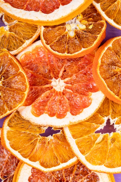 Photo gratuite vue de dessus des tranches d'orange et de pamplemousse séchées disposées sur fond violet