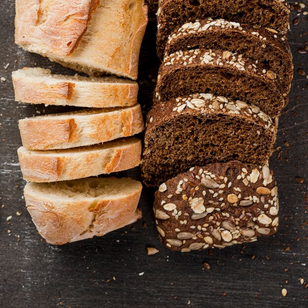 Vue de dessus de tranches de pain blanc et de grains entiers