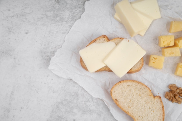 Photo gratuite vue de dessus des tranches de pain avec du fromage sur le dessus