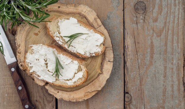 Vue de dessus des tranches de pain avec du fromage sur la table