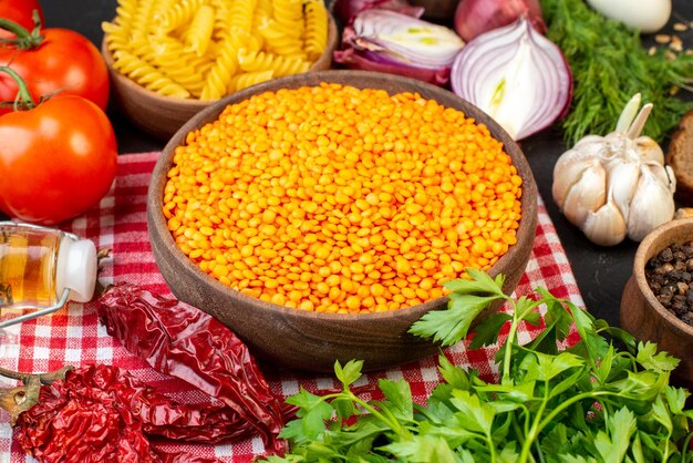 Vue de dessus des tranches de pain de légumes frais lentilles rouges dans un bol brun pâtes au poivre