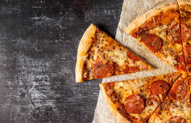 Vue de dessus tranches de pizza au salami