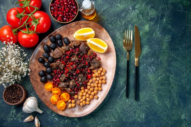 Vue de dessus tranches de viande savoureuses fruits frits et tomates, plat de fruits de viande de nourriture