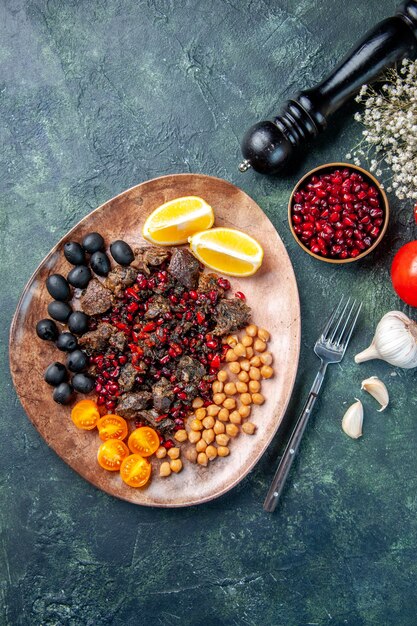 Vue de dessus tranches de viande savoureuses fruits frits et tomates, plat de fruits de viande repas