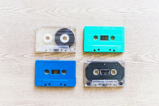 Une vue de dessus de transparent; cassettes de couleur bleue et turquoise sur fond en bois