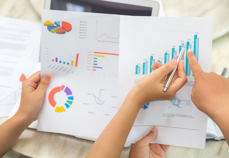 Photo gratuit vue de dessus des travailleurs vérification des documents statistiques