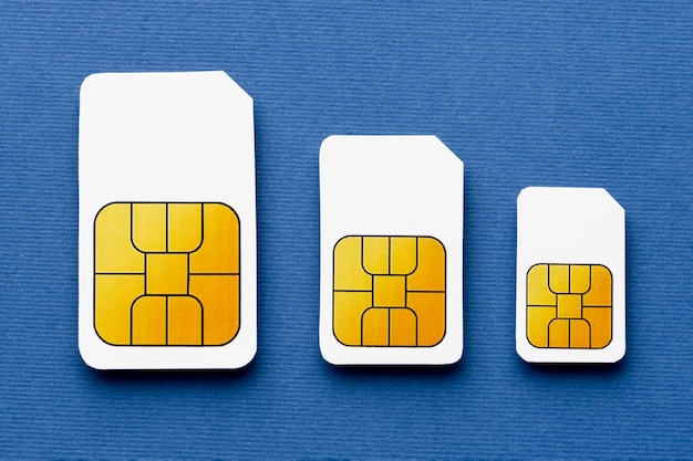 Photo gratuite vue de dessus de trois cartes sim de tailles différentes