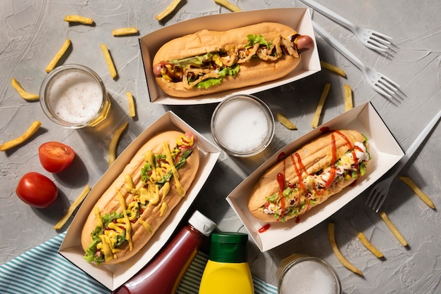 Vue de dessus de trois hot-dogs avec du ketchup et de la moutarde