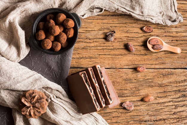 Vue de dessus des truffes au chocolat dans un bol et une barre de chocolat