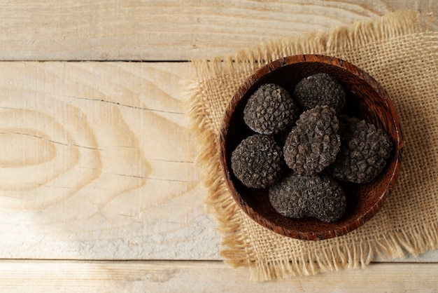 Vue de dessus des truffes dans un bol nature morte