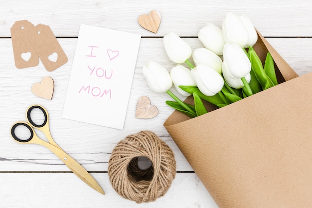 Vue de dessus des tulipes blanches sur table en bois