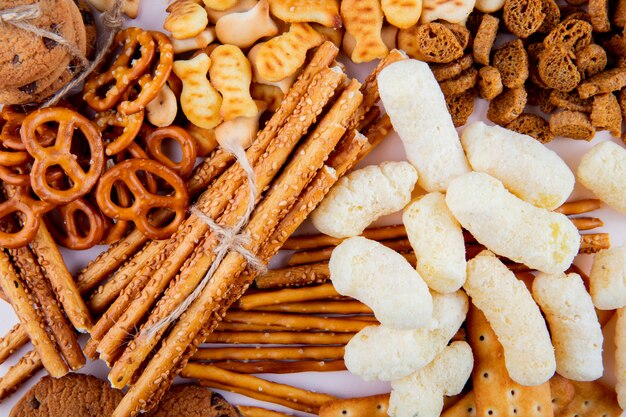 Vue de dessus un type de biscuit avec des bâtonnets de pain avec des bagels et de la chapelure