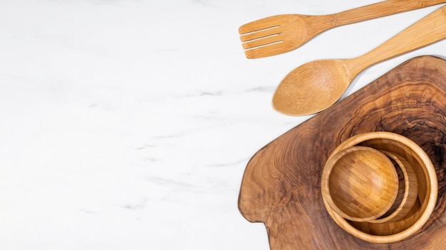 Vue de dessus des ustensiles de cuisine en bois avec espace copie