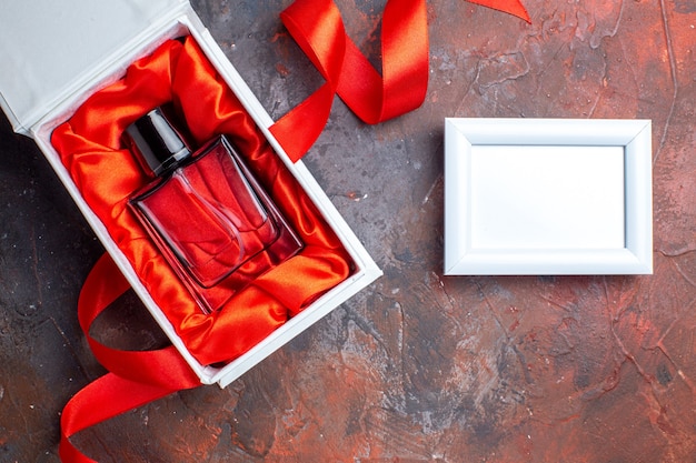 Photo gratuite vue de dessus valentines présent parfum sur surface sombre cadeau parfum amour sentiment amoureux des couleurs bonheur couple