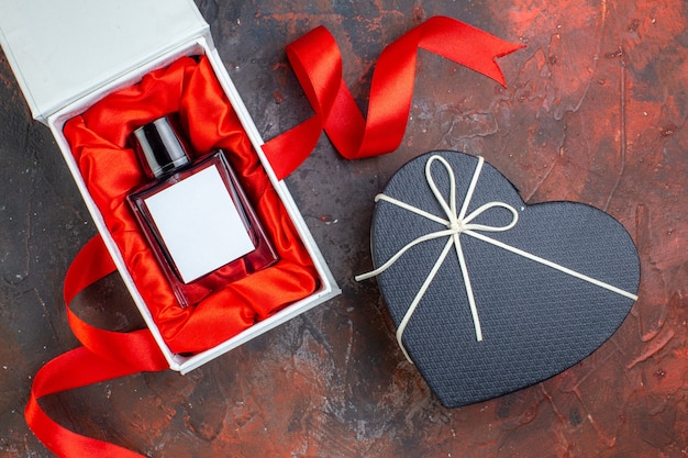 Photo gratuite vue de dessus valentines présent parfum sur surface sombre cadeau parfum amour sentiment couleur couple bonheur femme