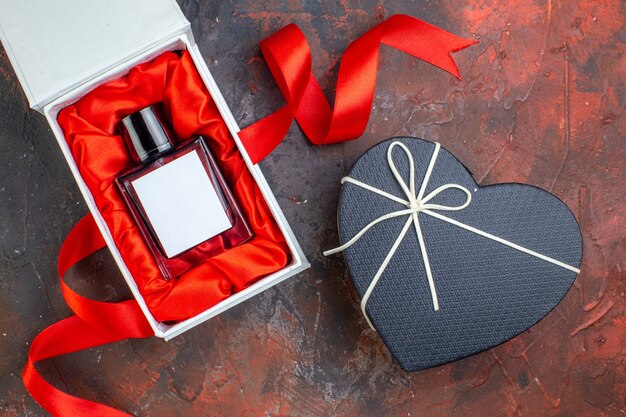 Vue de dessus valentines présent parfum sur surface sombre cadeau parfum amour sentiment couleur couple bonheur femme