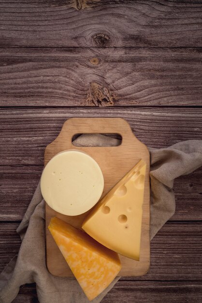Vue de dessus variété de délicieux fromage sur la table