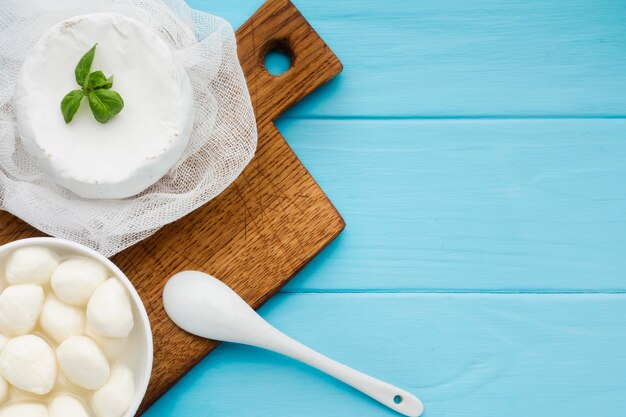 Vue de dessus variété de fromage frais sur la table