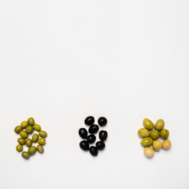 Vue de dessus variété d'olives biologiques avec espace de copie