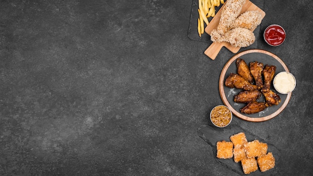 Vue de dessus de la variété de poulet frit avec des frites et de l'espace de copie