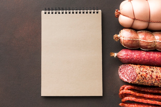 Vue de dessus variété de viande de porc fraîche sur la table