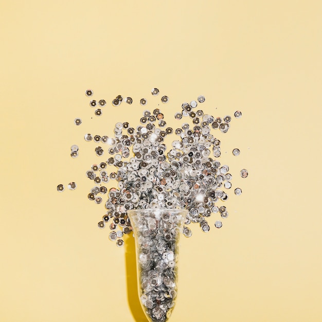 Vue De Dessus De Verre De Champagne Rempli De Paillettes D'argent