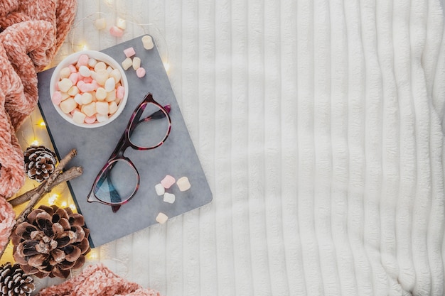 Vue de dessus verres et agenda avec chocolat chaud sur couverture