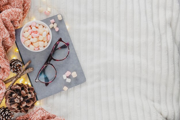 Vue de dessus verres et agenda avec chocolat chaud sur couverture