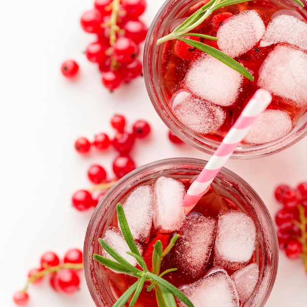 Vue de dessus des verres de vodka aux canneberges avec de la glace