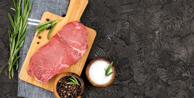 Vue de dessus de la viande aux épices et herbes