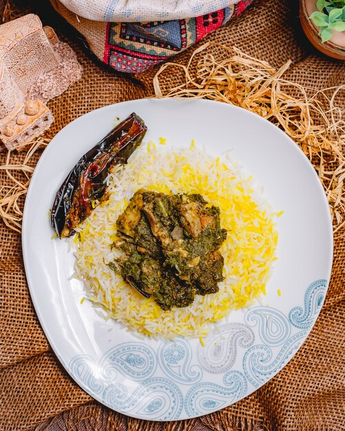 Vue de dessus de la viande frite traditionnelle de riz pilaf azerbaïdjanais avec des légumes verts et du riz aux aubergines