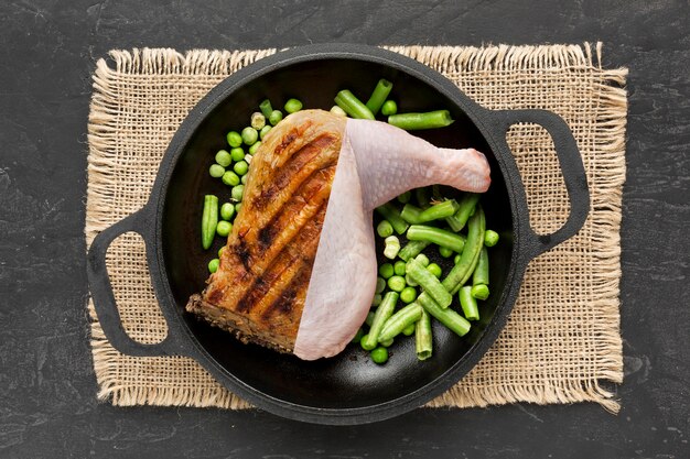 Vue de dessus de la viande et des légumes crus ou cuits